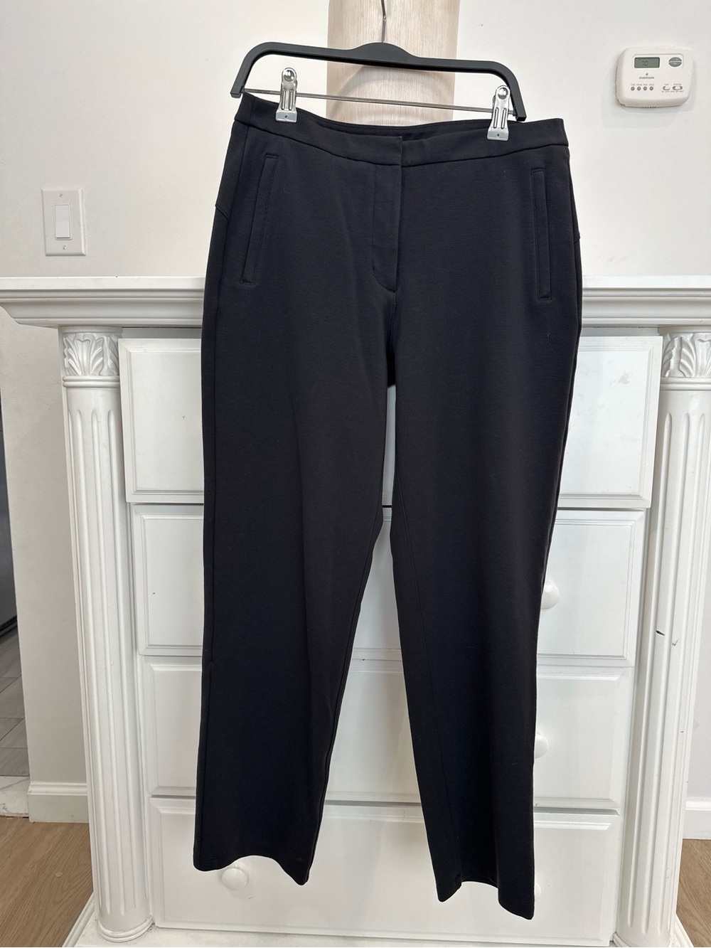 Lululemon black tapered pants 🖤